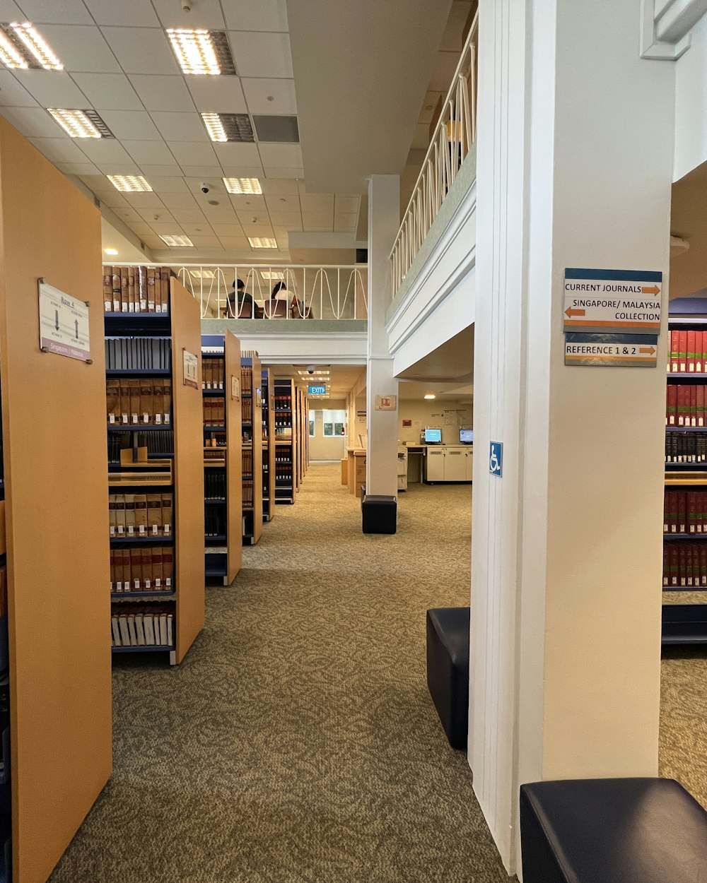 Biblioteca com estantes de livros — ambiente demonstrativo