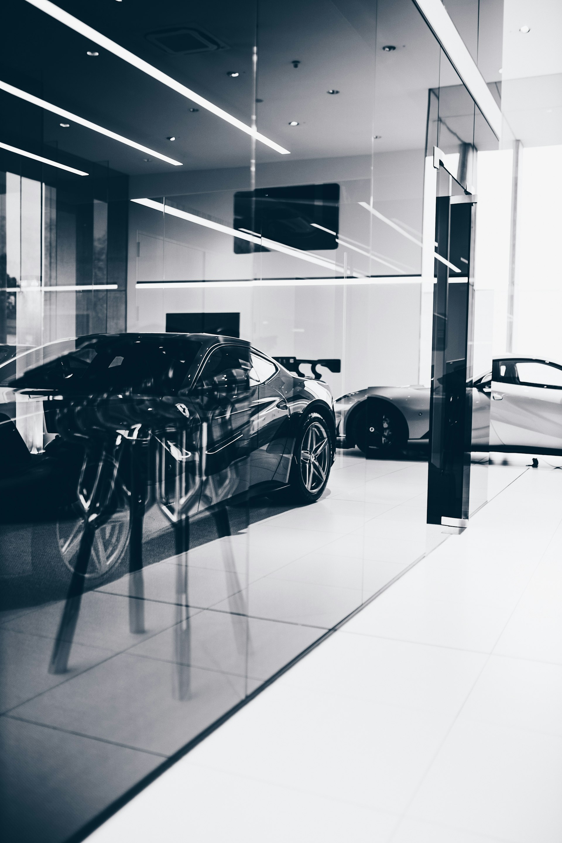 Showroom de carros de luxo com iluminação dramática