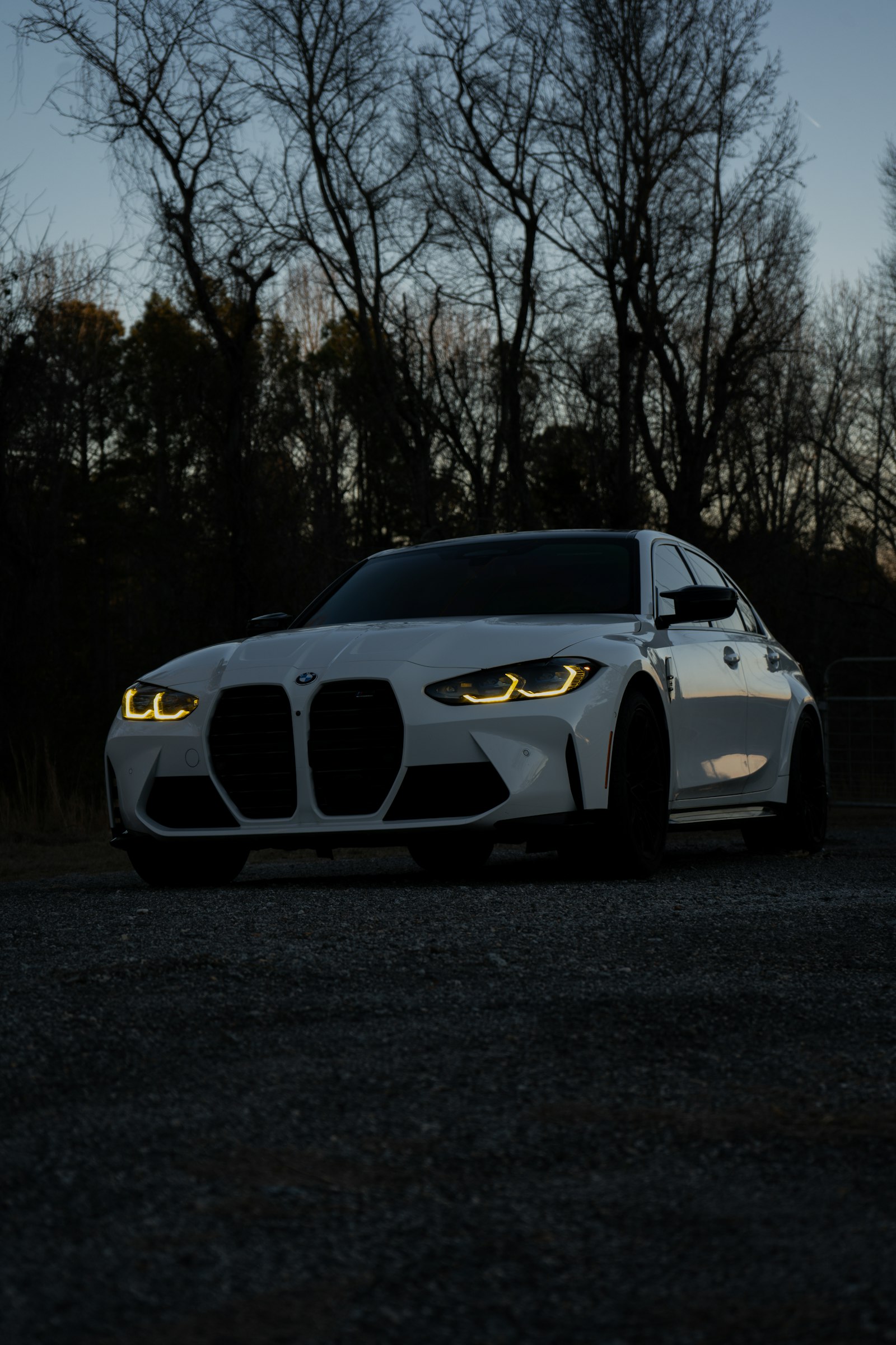 BMW M4 branco ao entardecer em ambiente envidraçado