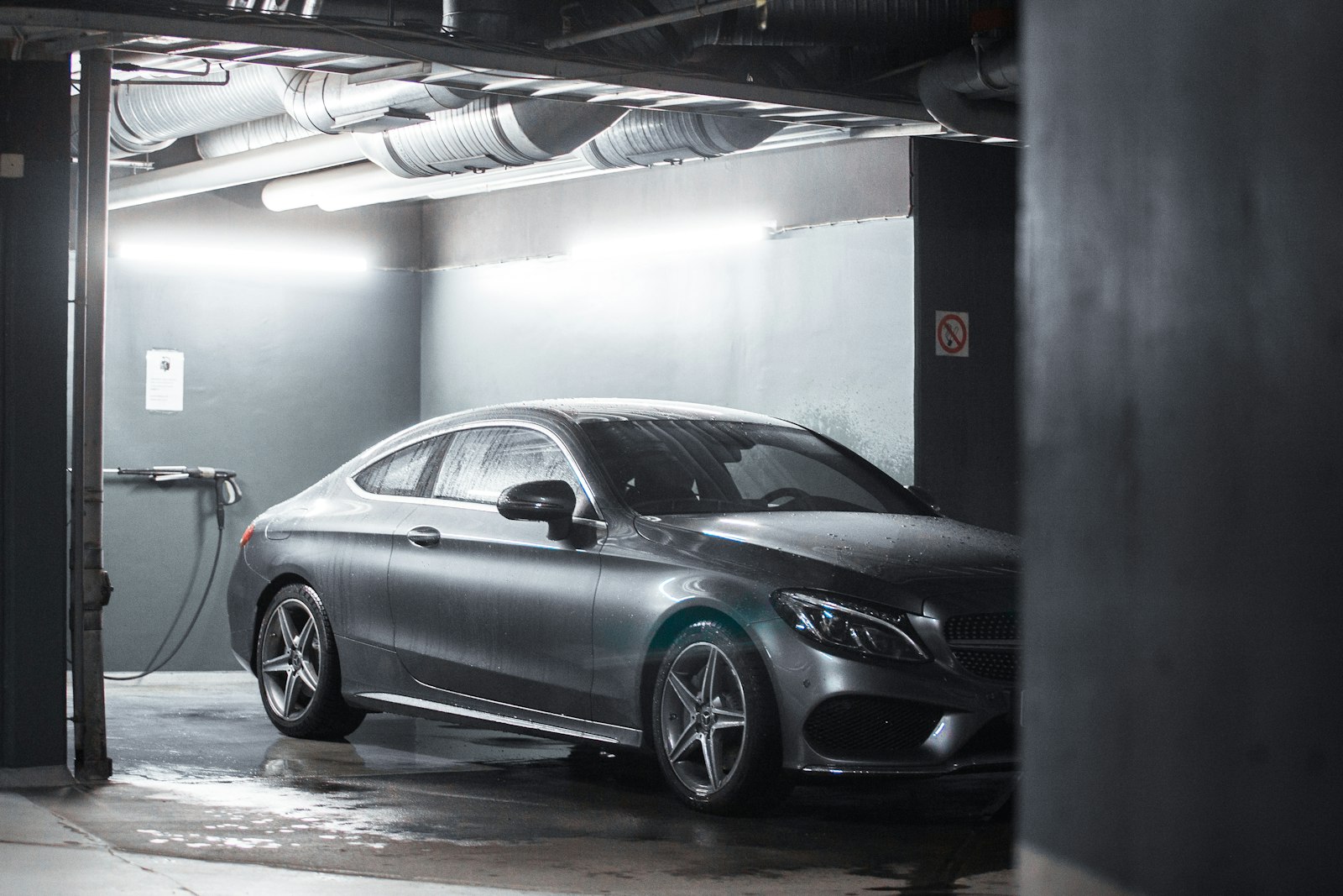 Mercedes-Benz Classe C Coupé cinza-grafite em garagem