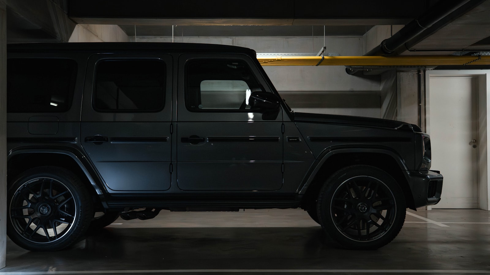 Mercedes-Benz Classe G cinza-grafite em garagem privada