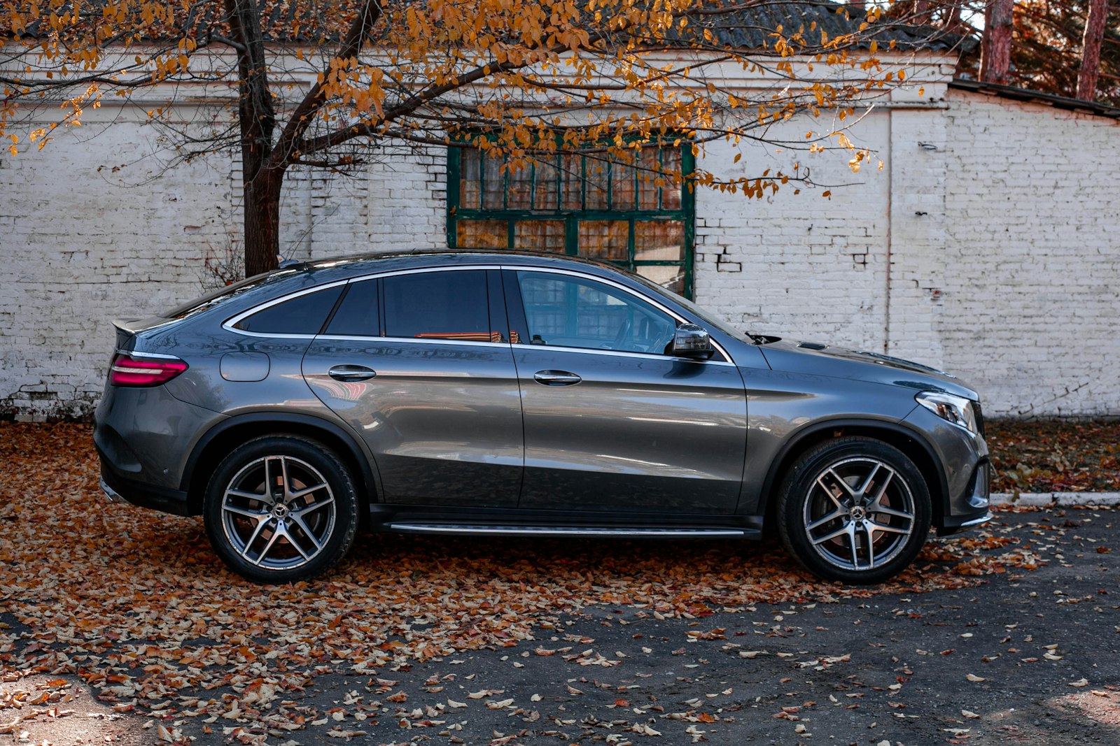 Mercedes-Benz GLE Coupé cinza-grafite estacionado sob árvores