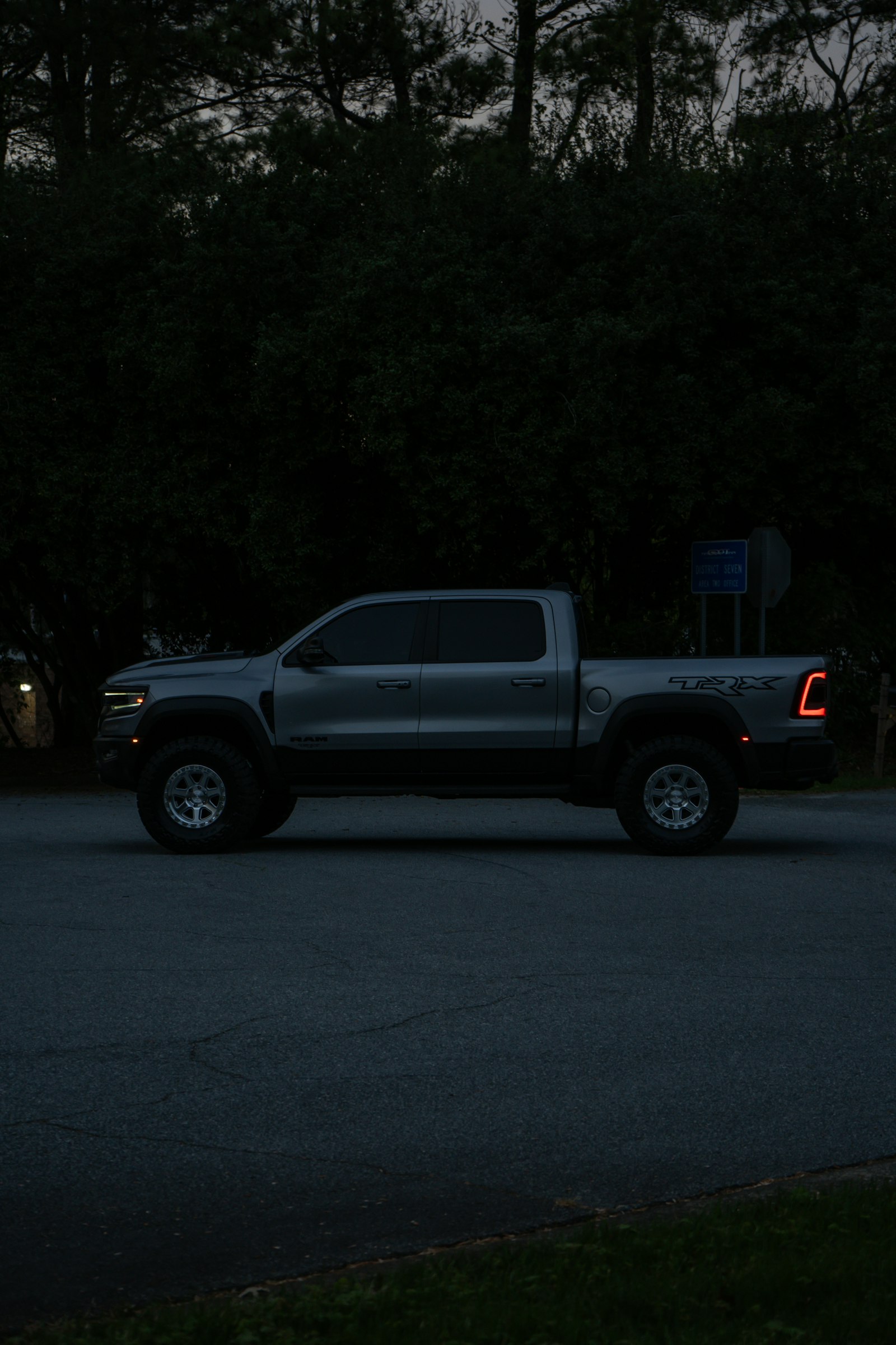 RAM 1500 TRX prata ao entardecer em rua residencial