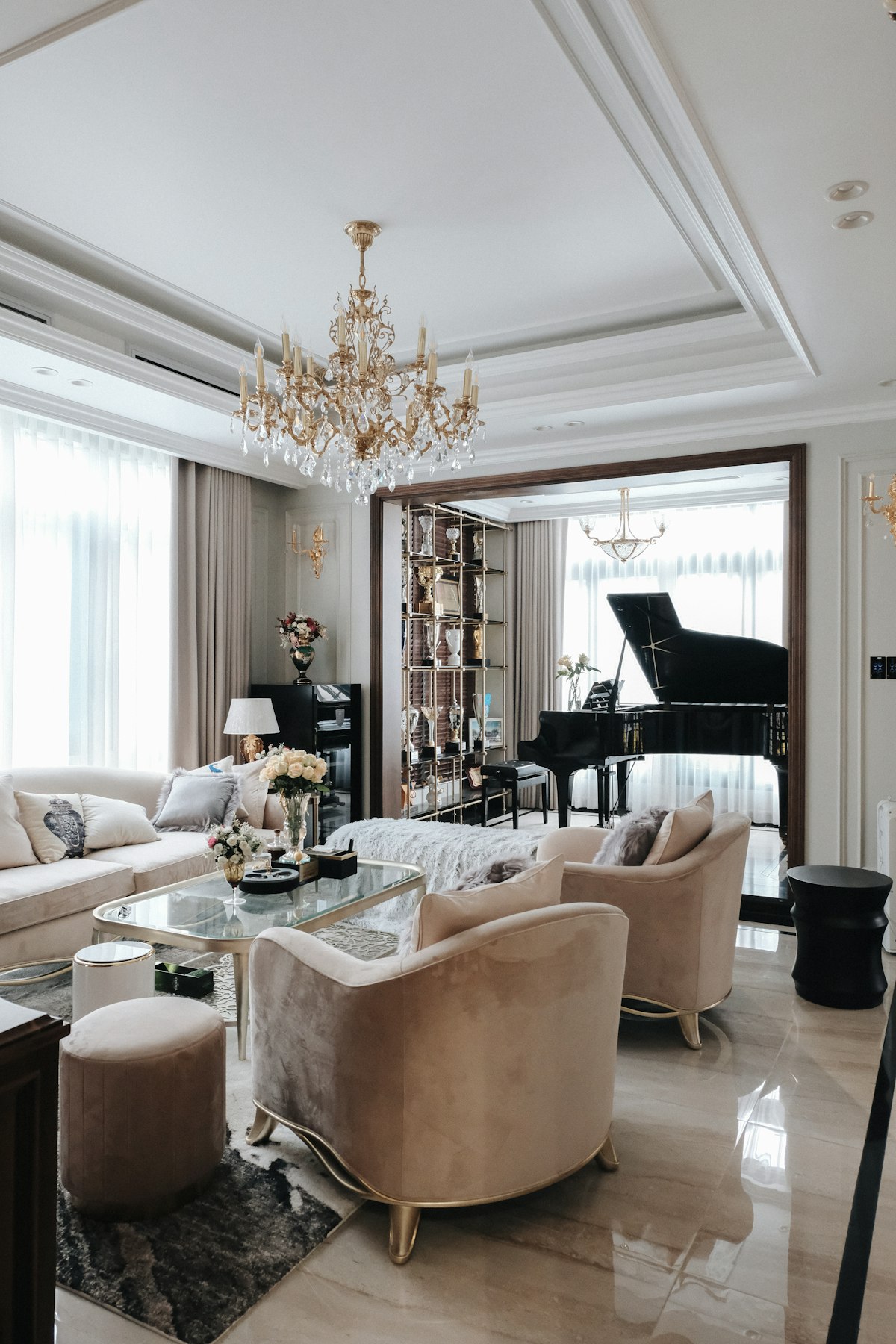 Sala de estar de cobertura de alto padrão, com lustre e piano de cauda