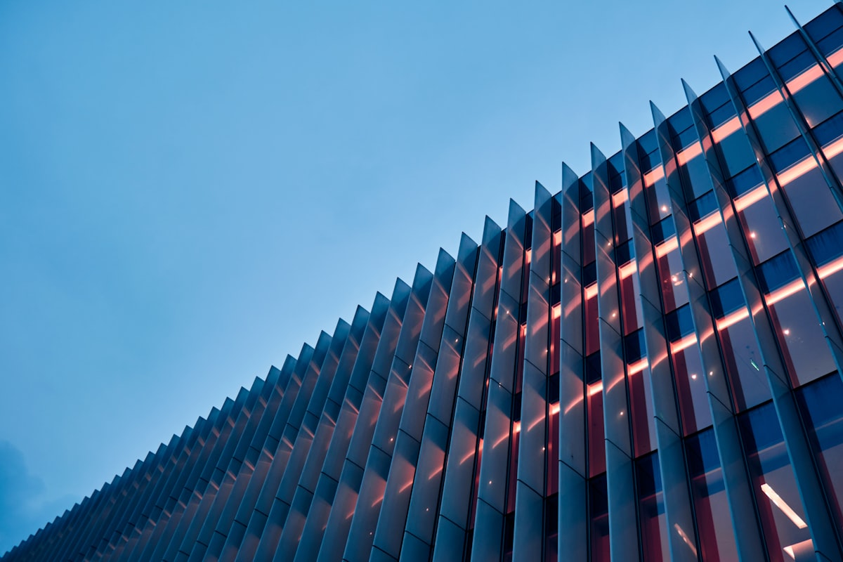 Fachada de edifício comercial moderno no início da noite