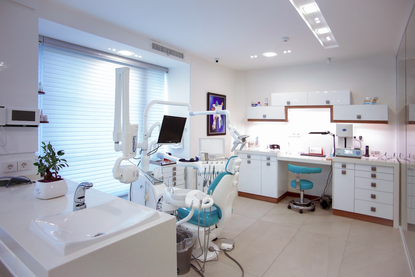 Sala de atendimento moderna da Orion Odontologia