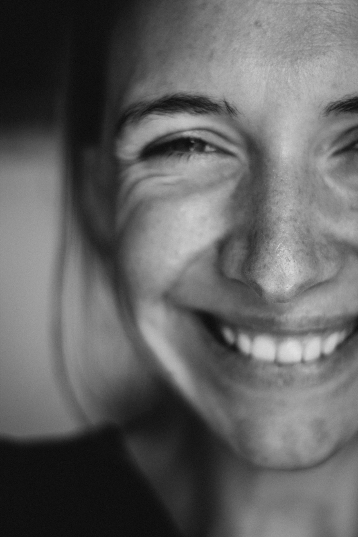 Sorriso ilustrativo, versão em preto e branco representando o antes