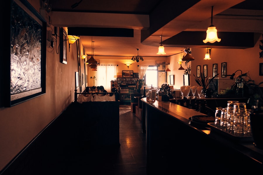 Bar do restaurante com iluminação aconchegante