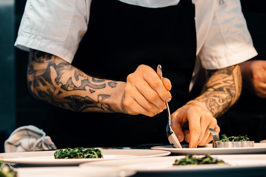 Chef finalizando um prato com folhas verdes