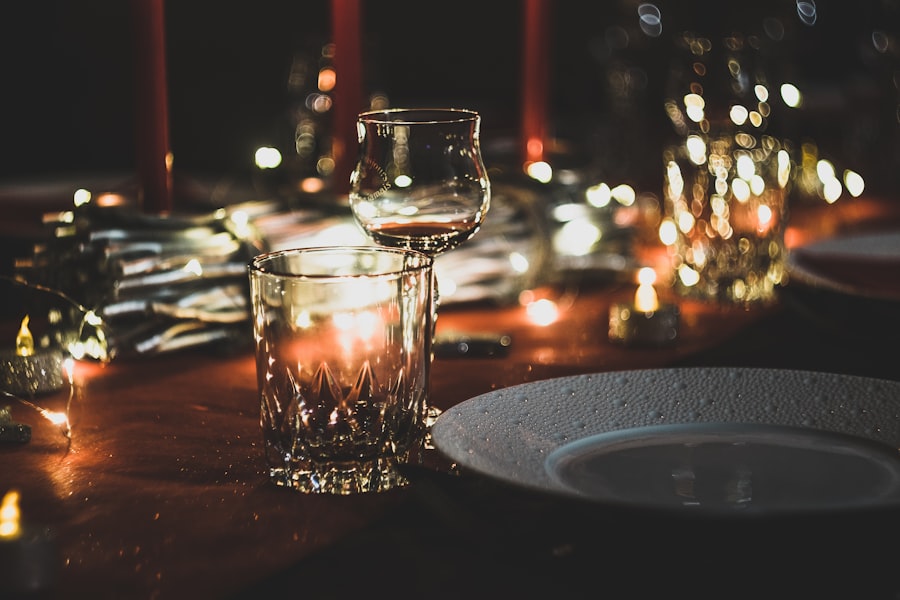 Mesa posta com taças e velas acesas