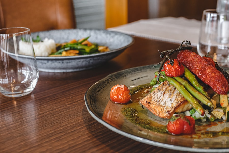Peixe grelhado com tomates confitados e aspargos