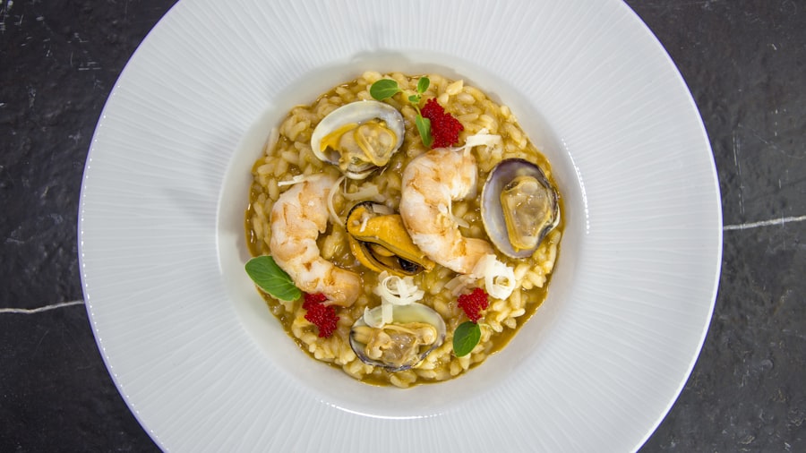 Risoto de frutos do mar com camarões e mexilhões em prato branco