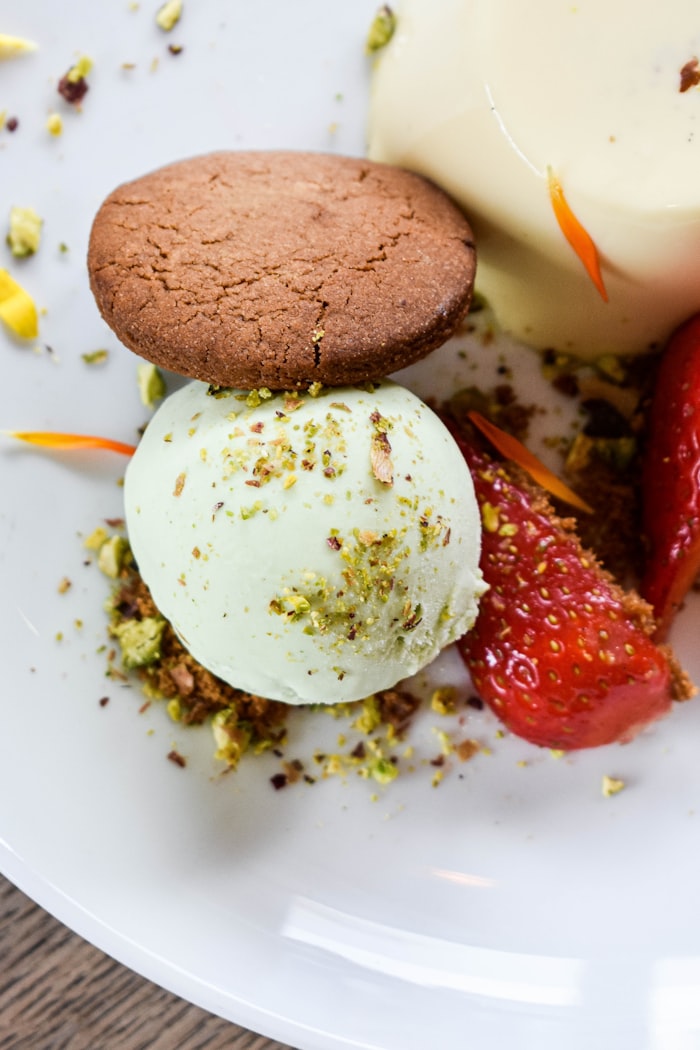 Sorvete de pistache com biscoito e morangos frescos